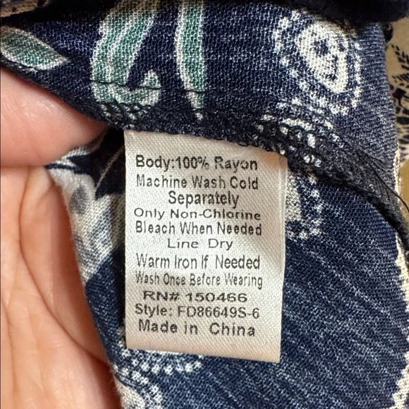 Fun 2 Fun Navy and White Floral Blouse Size L - Picture 4 of 4